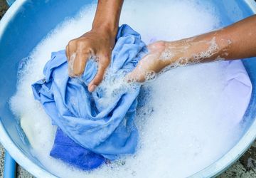 5 Jenis Pakaian yang Harus Dicuci dengan Tangan agar Tetap Awet