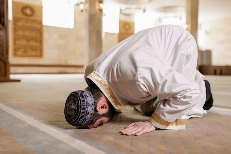 Sujud Sahwi: Tata Cara, Bacaan, dan Waktu Pelaksanaannya agar Sholat Tetap Sah