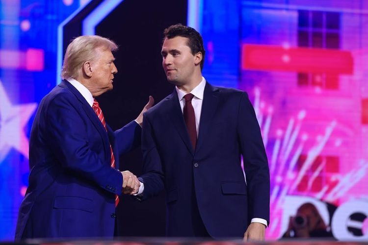 Charlie Kirk tampak bersalaman dengan Donald Trump. Kirk meninggal dunia di usia 31 tahun setelah ditembak di sebuah acara debat di salah satu kampus di AS.