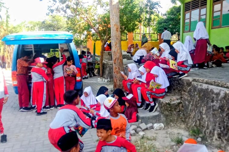 Pustakawan Berkeliling Tanpa Lelah Bawa Ribuan Buku ke Pelosok demi Literasi Anak di Pamekasan