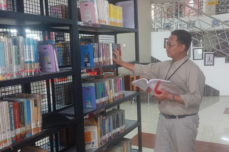 12 Tahun Mengabdi, Pustakawan Tak Sekadar Menjaga Rak Buku