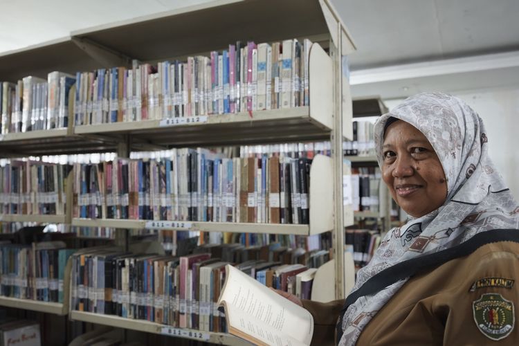 28 Tahun Mengabdi, Kusiatun Menjaga “Jantung Pengetahuan” di Perpustakaan Kaltim
