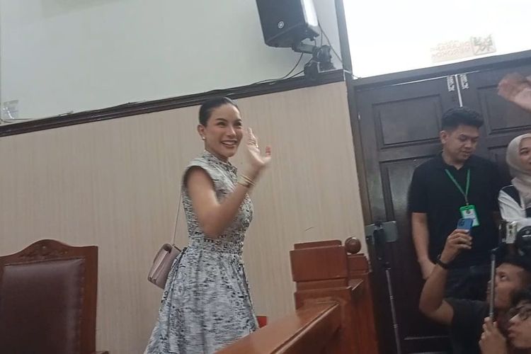 Nikita Mirzani Nyengir, Dengar BAP Reza Gladys Beda dengan Pernyataan Saksi