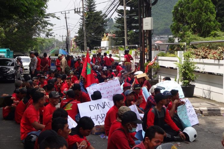 Bertahun Tak Punya Status, Buruh Sadap Karet PTPN 7 Demonstrasi
