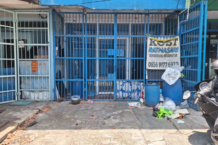 Kondisi indekos tempat bocah perempuan berinisial AR (8) ditemukan tewas di Penjagalan, Penjaringan, Jakarta Utara, Minggu (21/9/2025).