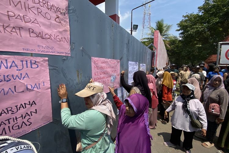 Emak-emak di Balongan Indramayu Pukul Gerbang Pertamina Pakai Batu, Tuntut Bantuan Susu